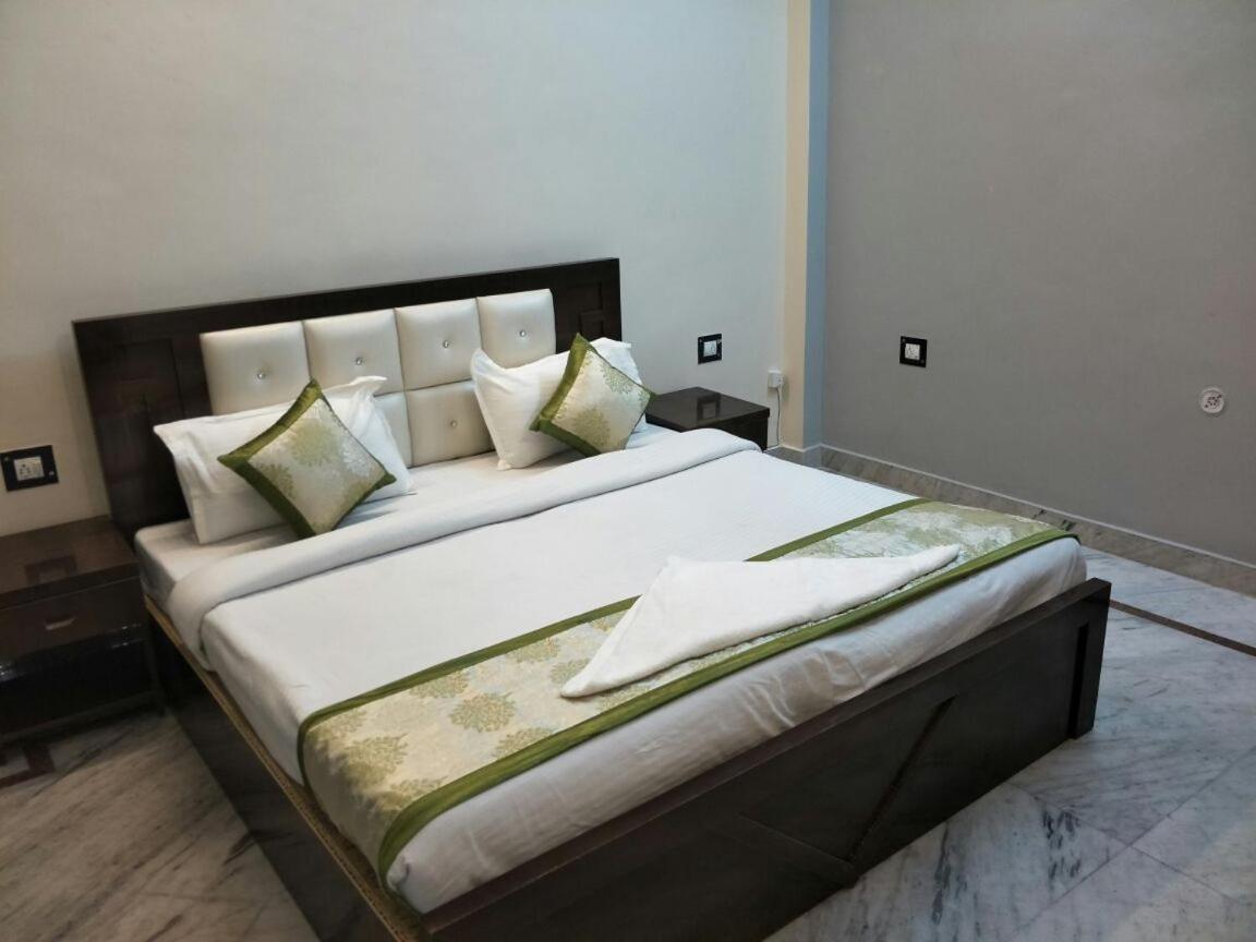 Surabhi Garden Inn Лакхнау Экстерьер фото