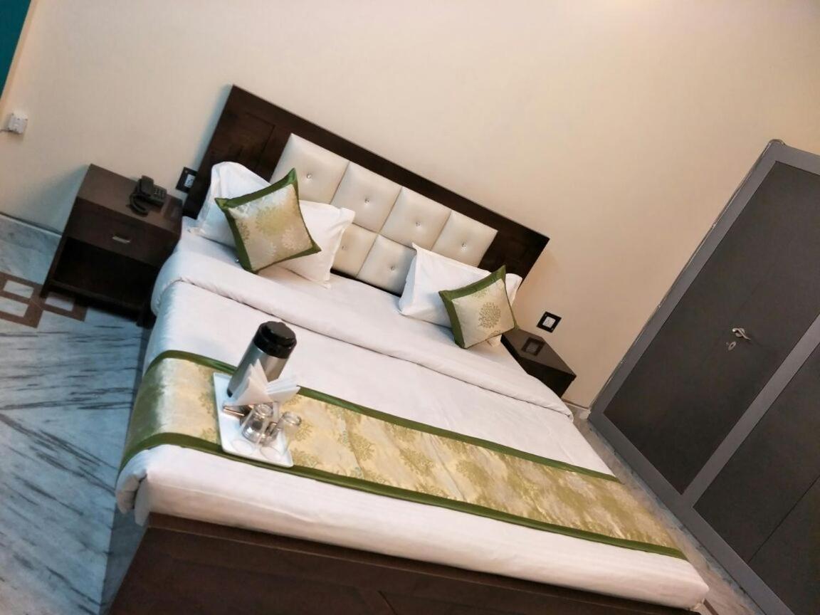 Surabhi Garden Inn Лакхнау Экстерьер фото